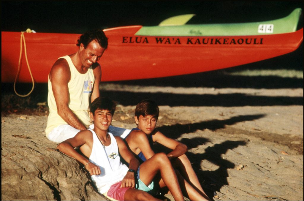 Julio Iglesias junto a sus hijos, Enrique y Julio José, en República Dominicana.