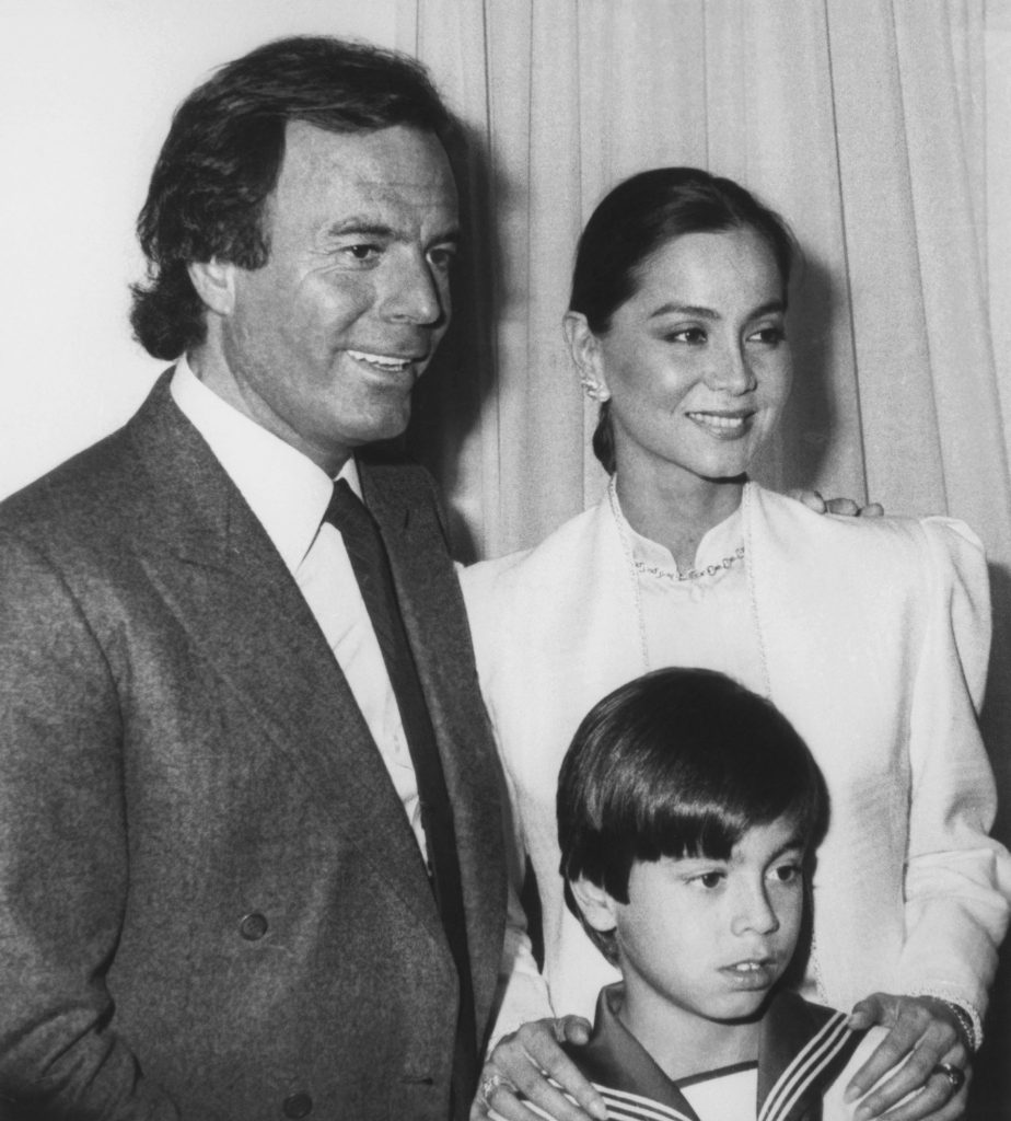 Julio Iglesias e Isabel Preysler con su hijo menor, Enrique.