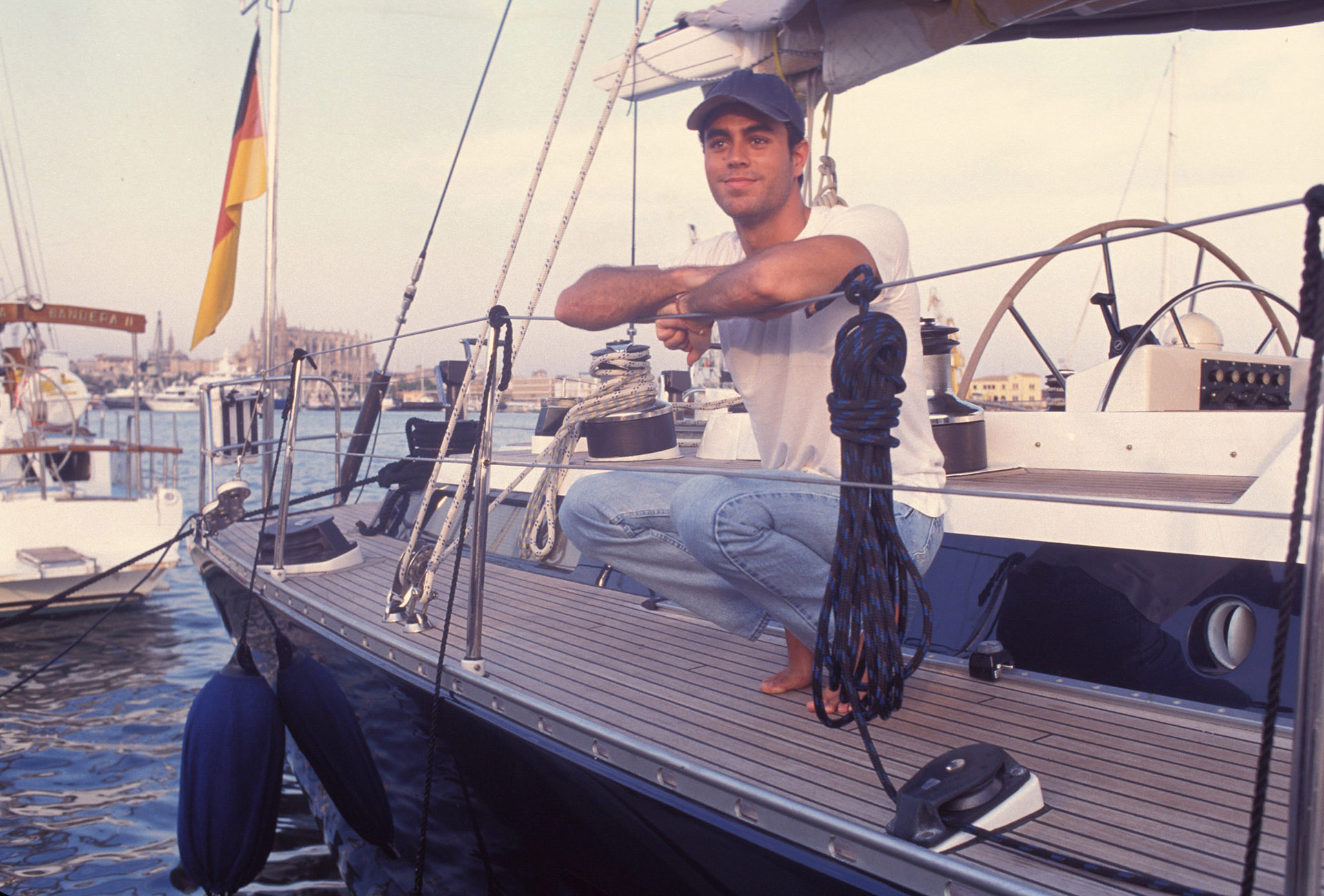 Enrique Iglesias en un posado a bordo de un barco.