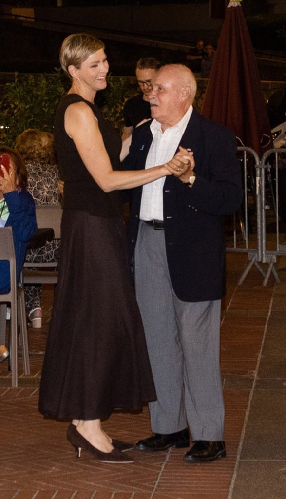 charlene de monaco bailando con un señor mayor