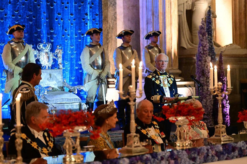 El rey Carlos Gustavo ofrece un discurso durante la cena de gala de su Jubileo