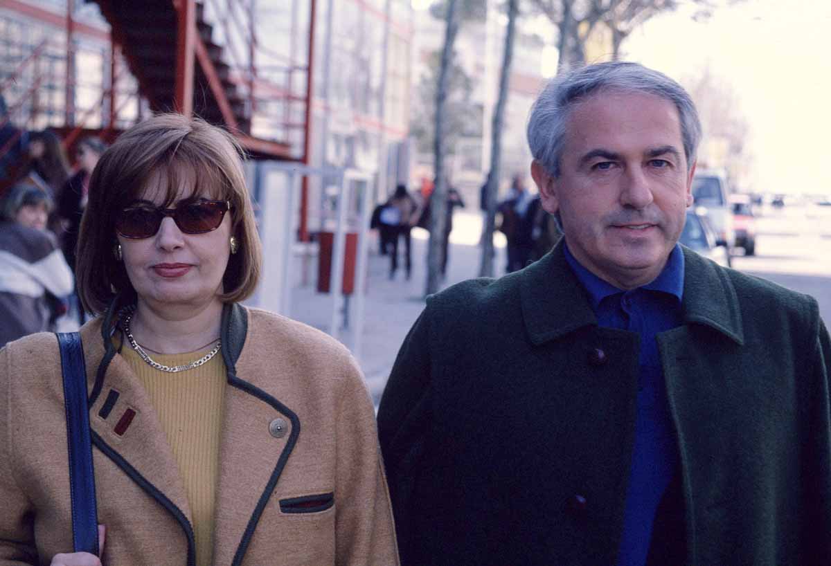 Félix Arechavaleta y María Teresa Campos en la calle de Madrid mientras da un paseo