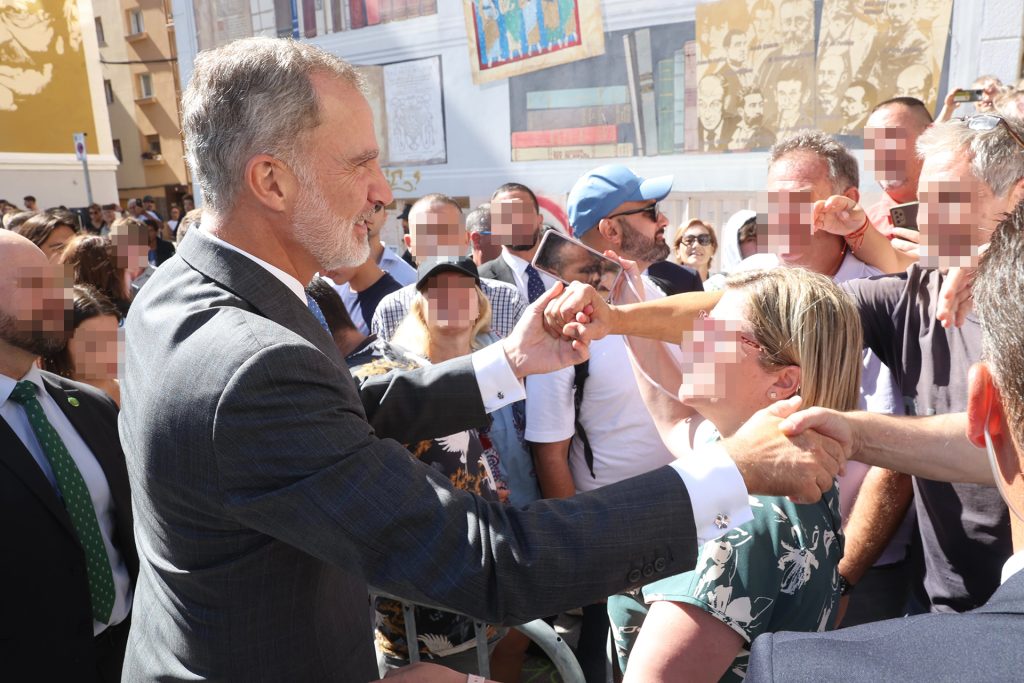 El Rey Felipe saluda a los ciudadanos en Santander.