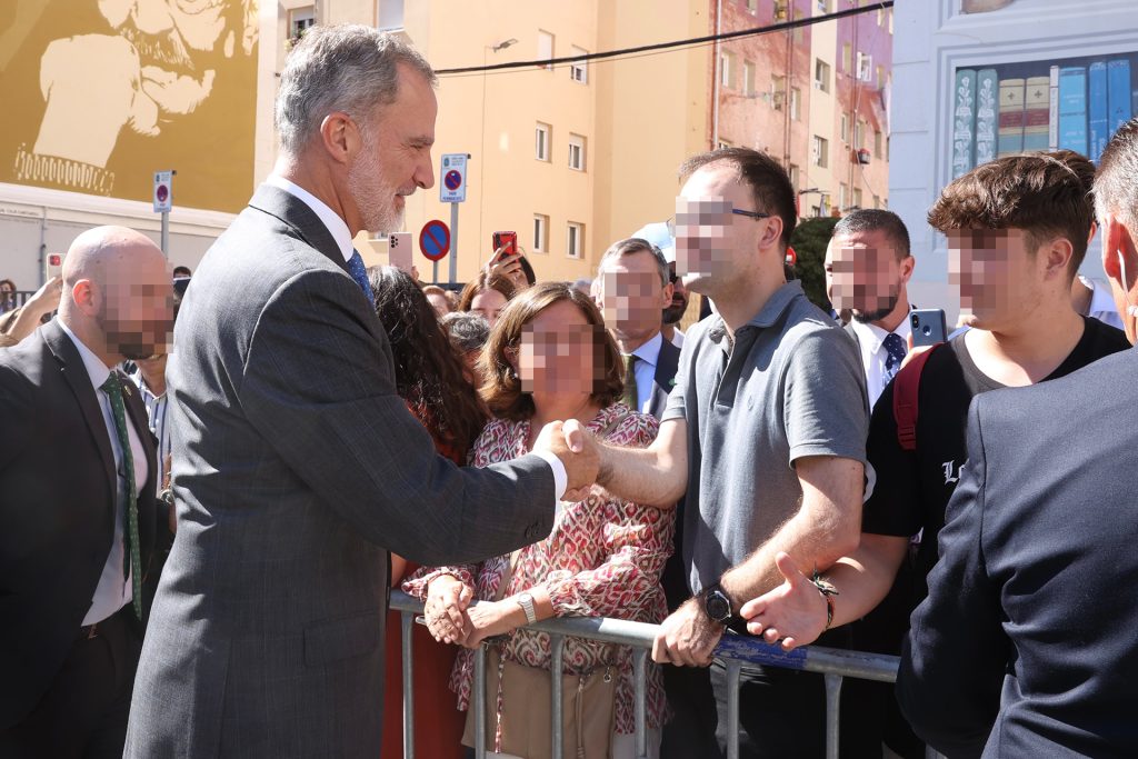 El Rey Felipe saluda a los ciudadanos en Santander.