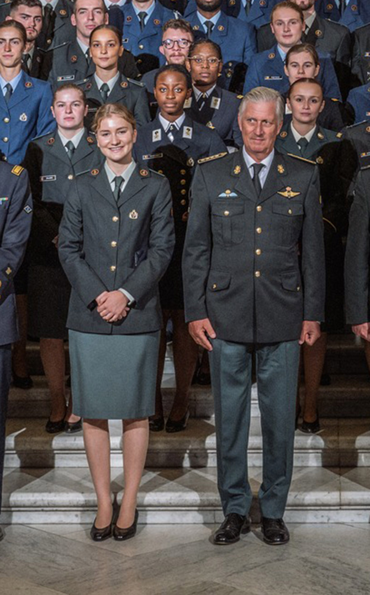 elisabeth de belgica y su padre, el rey felipe, vestidos de uniforme