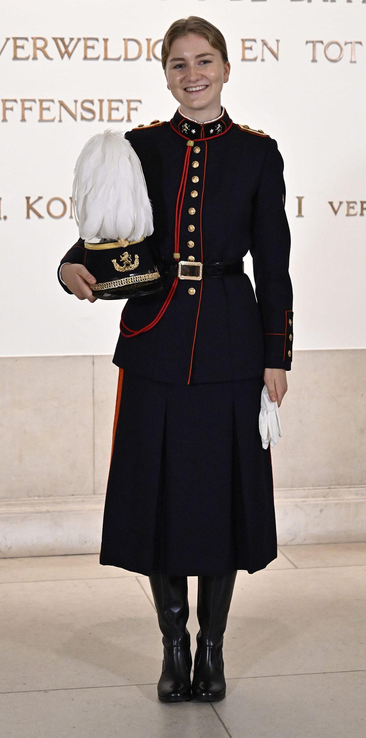 elisabeth de belgica con uniforme de gala