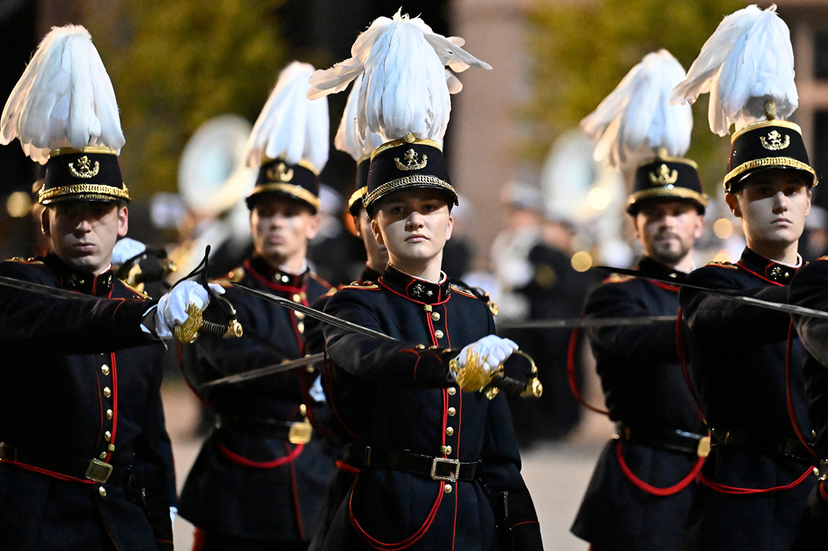 elisabeth de belgica con uniforme militar de gala