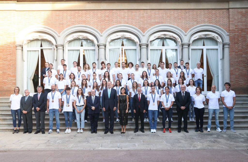 Los Reyes con los equipos de natación artística y waterpolo. 