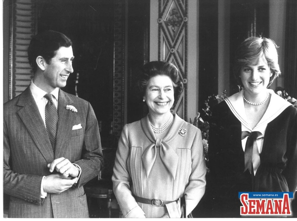 Príncipe Carlos, Reina Isabel II y Diana de Gales en una foto histórica en blanco y negro