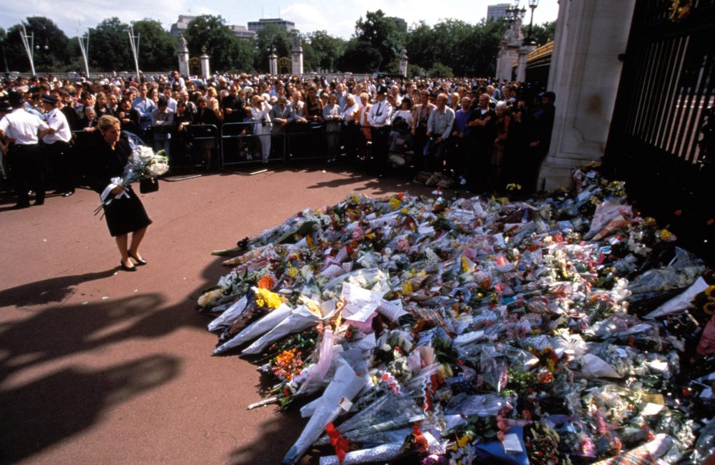 Flores en memoria de Lady Di en Buckingham Palace