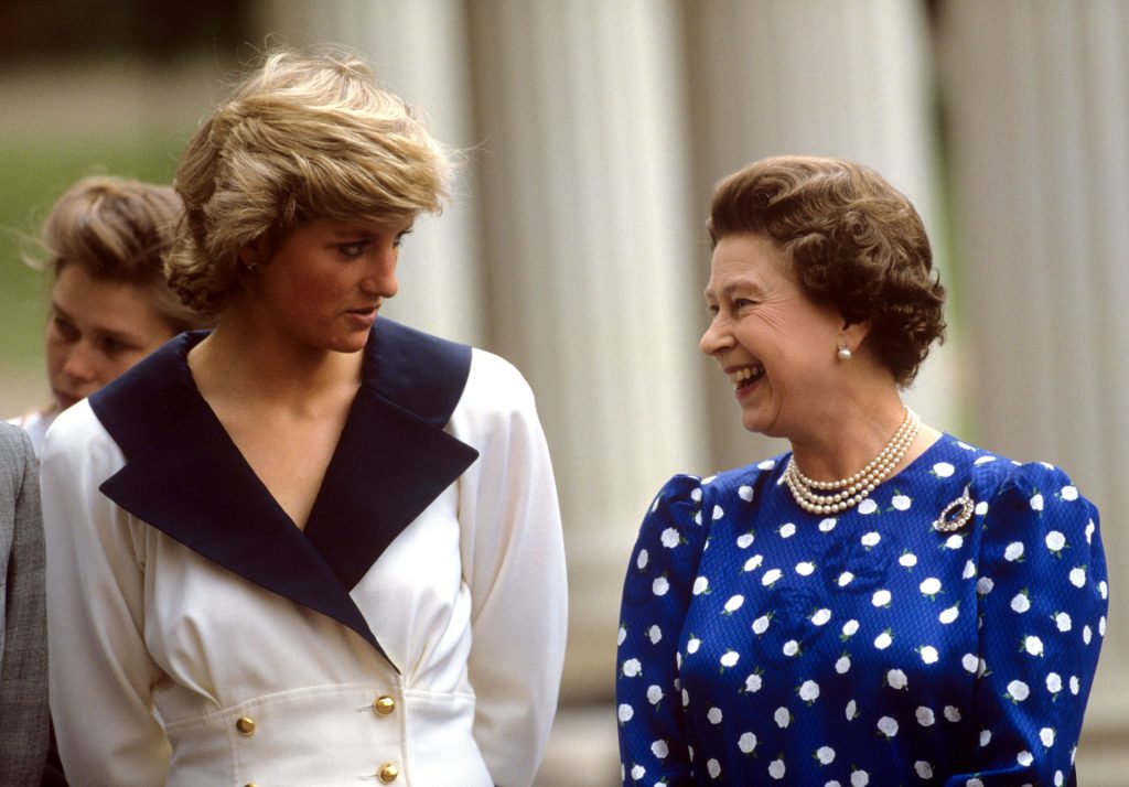 Diana de Gales junto a Isabel II en 1987