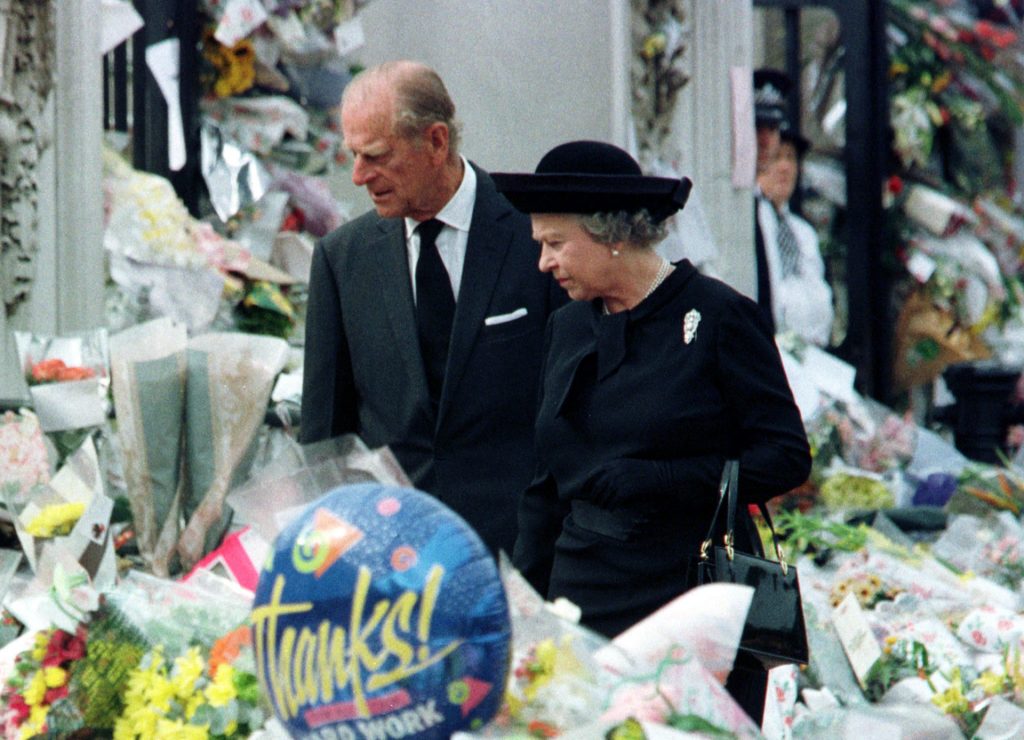 La reina Isabel II y Felipe de Edimburgo en Buckingham Palace, viendo el tributo a Diana de Gales