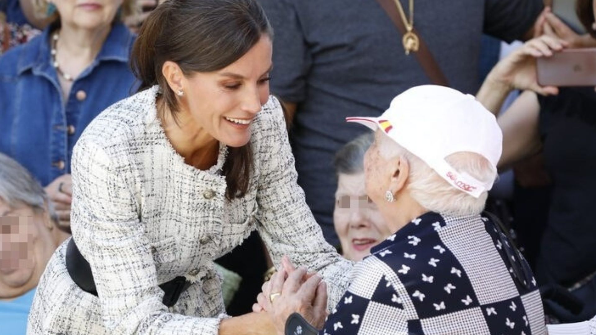 La Reina Letizia con un grupo de ancianos de una residencia de Asturias