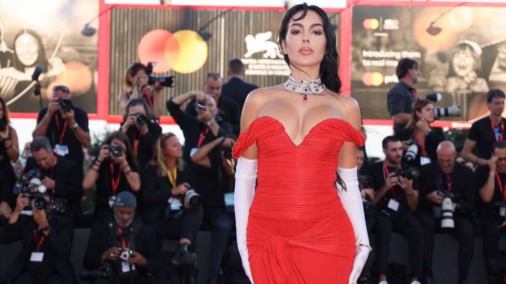 Georgina Rodríguez se marca un 'Pretty Woman' en Venecia: de rojo y escotazo