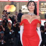 El homenaje de Georgina Rodríguez a Pretty Woman en Venecia de rojo y con escotazo, como una estrella de Hollywood