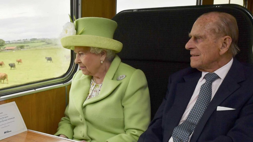 La reina Isabel junto a Felipe de Edimburgo mientras viajaba en tren