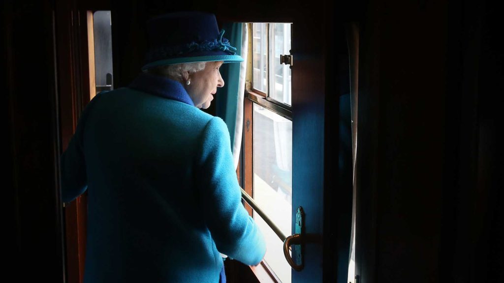 La reina Isabel mira melancólica por la ventana de un tren