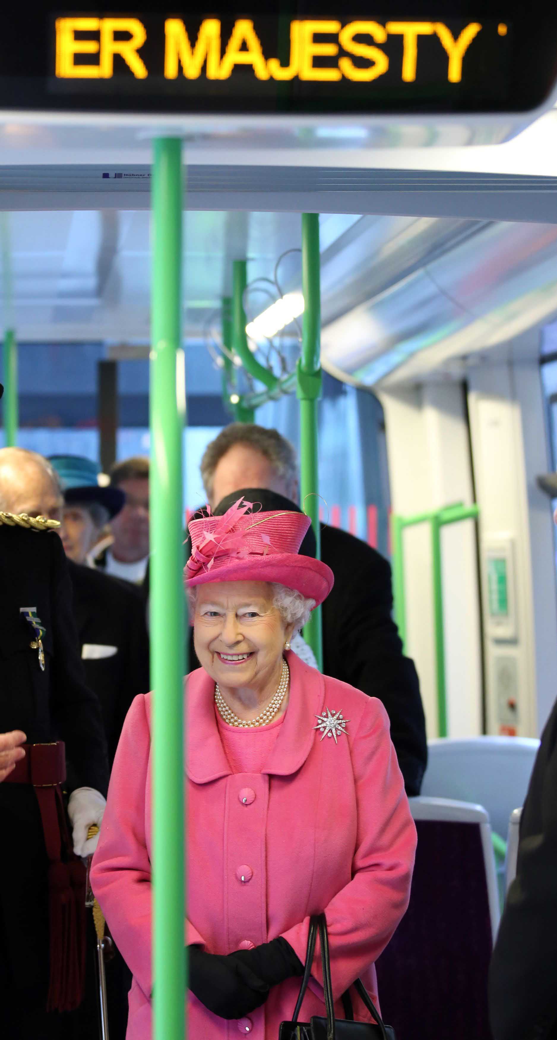 Isabel II, muy sonriente en el interior de un tren