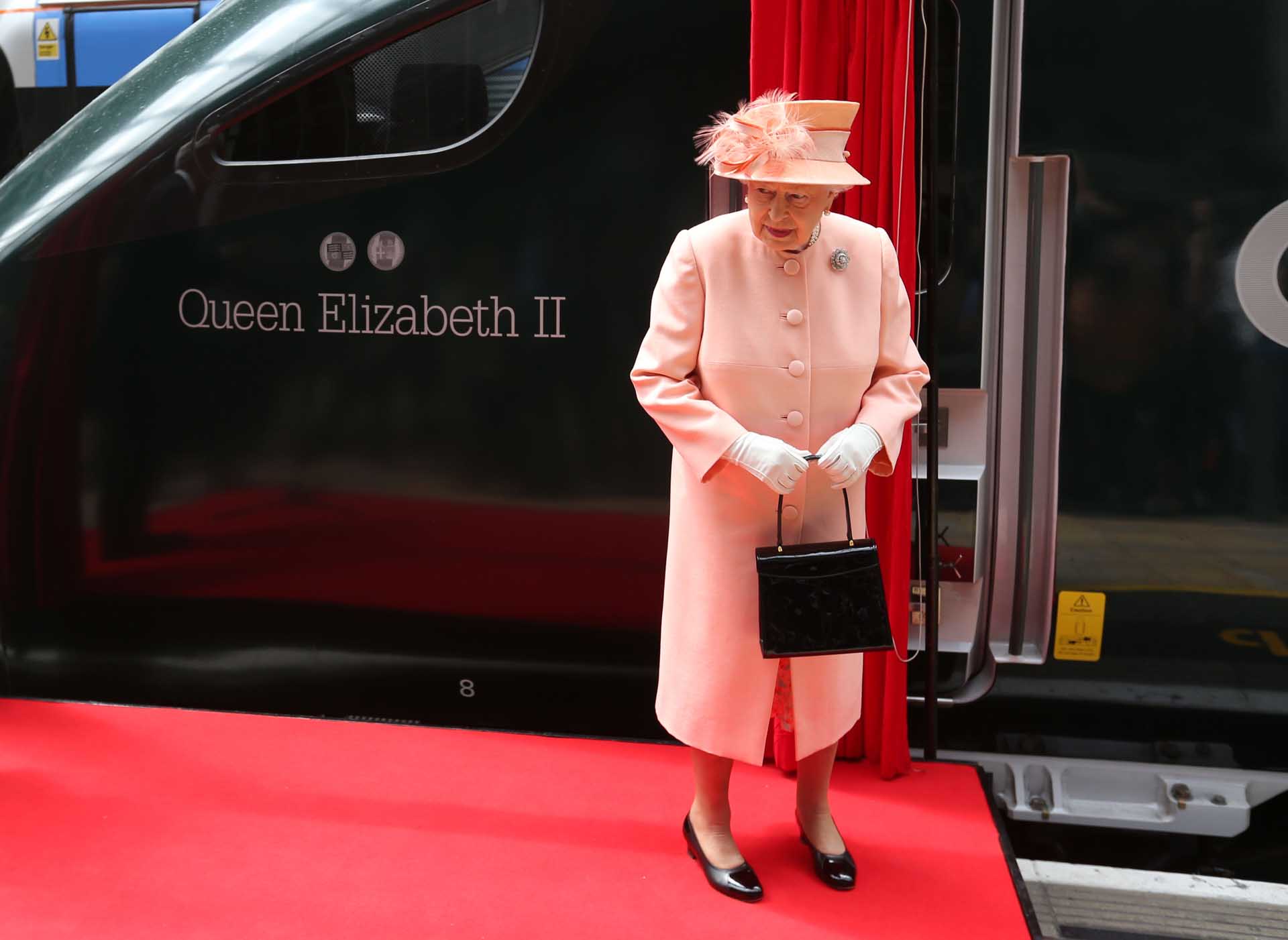 La reina Isabel junto a un tren muy especial