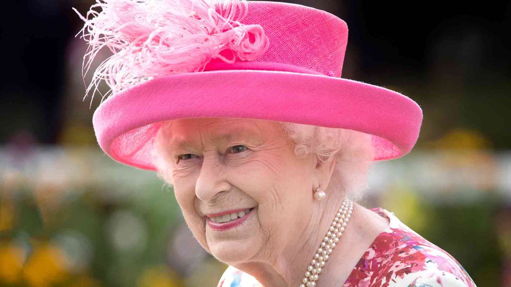 El motivo oculto por el que Isabel II apostaba por colores vibrantes, looks monocolor y sus irrenunciables bolsos y guantes