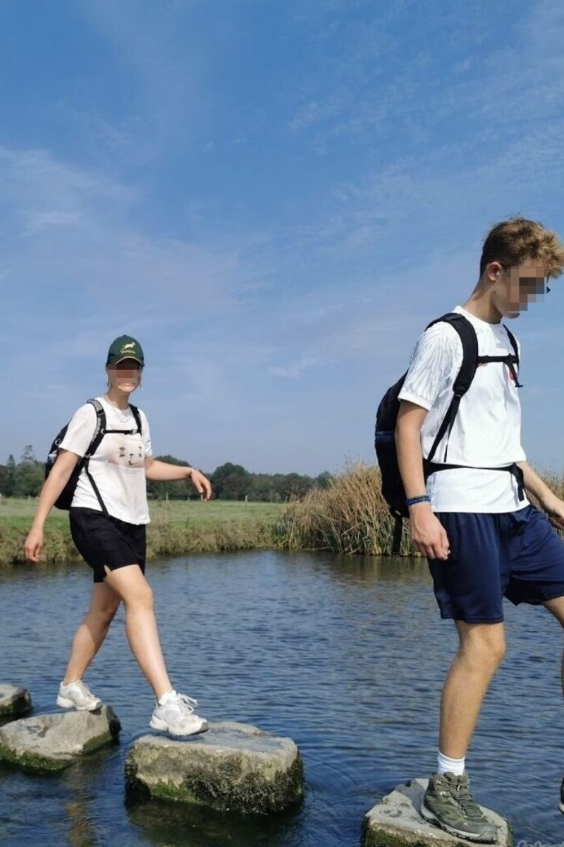 Un momento de la caminata de la Infanta Sofía junto a los demás alumnos, atravesando un río