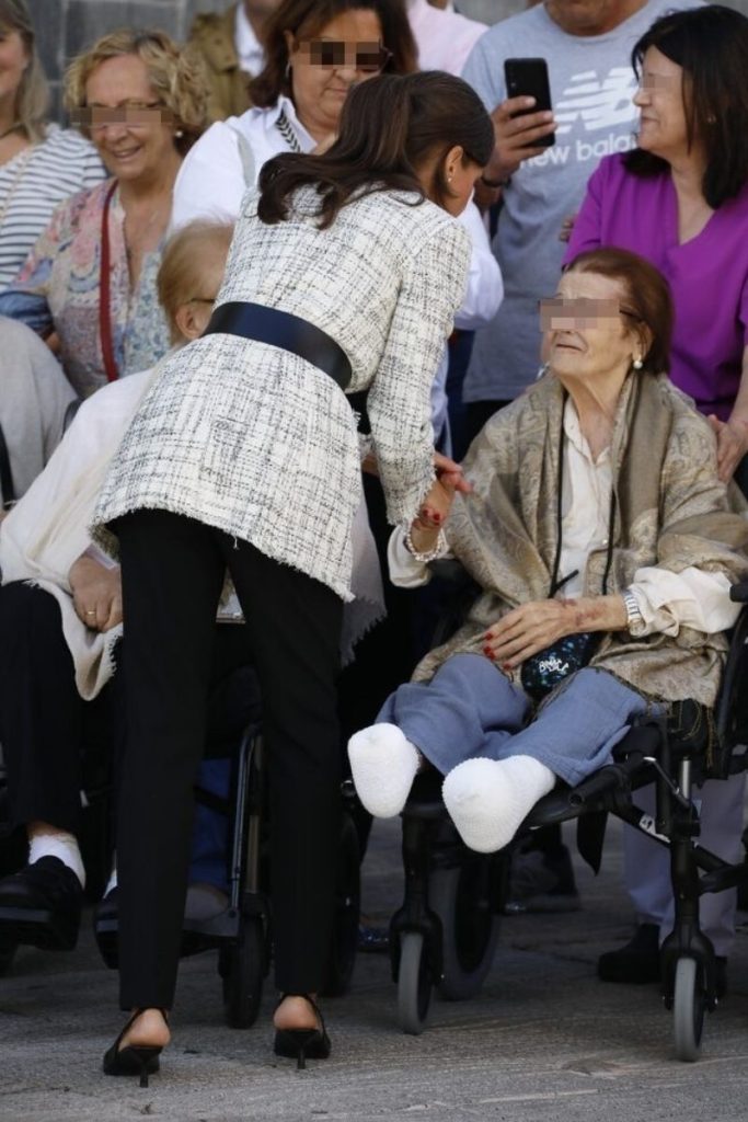 La Reina Letizia saludando a una anciana de la residencia afecta a por el incendio en Asturias