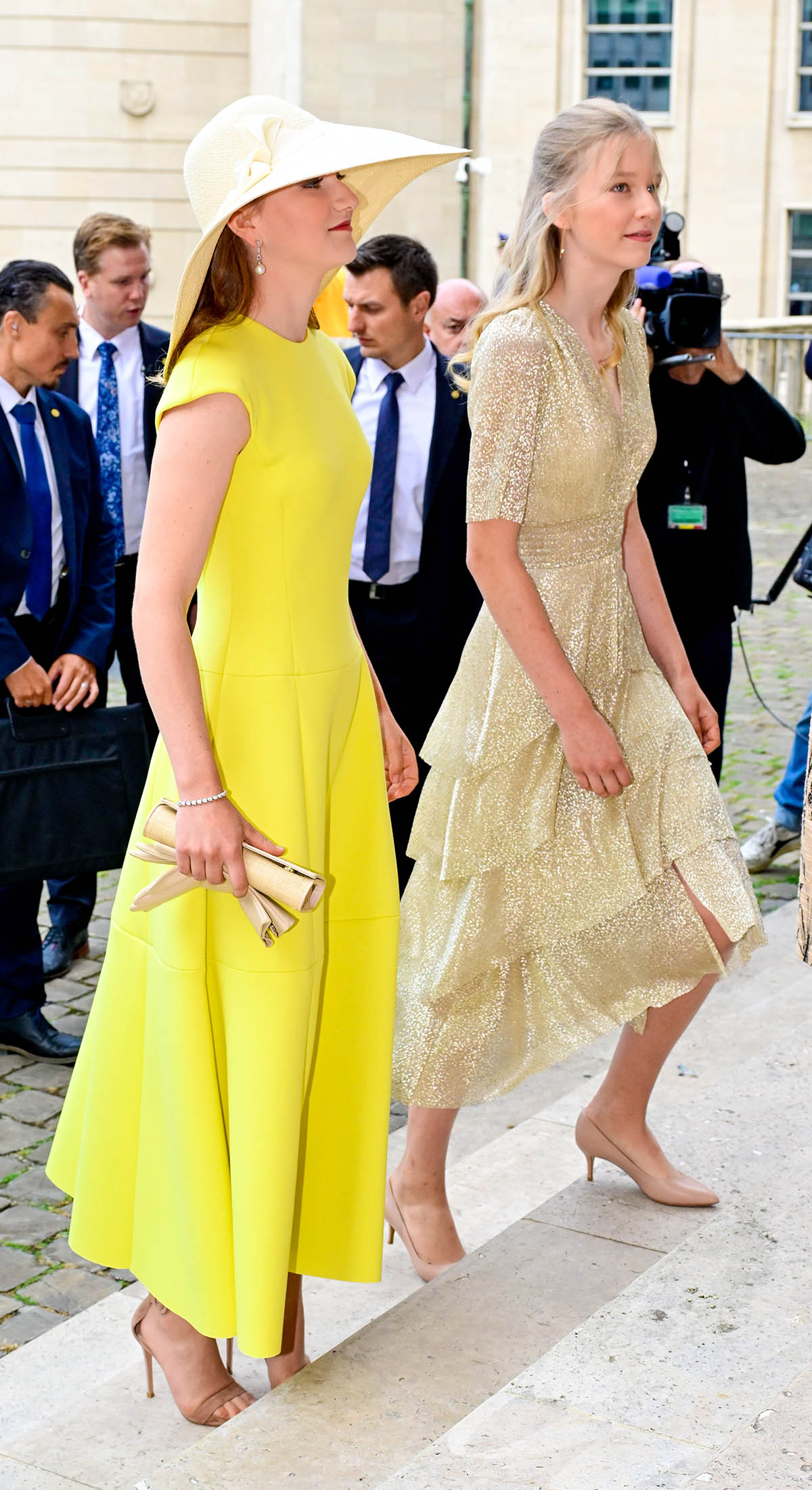 eleonore de belgica y elisabeth de belgica con vestidos amarillo y de volantes