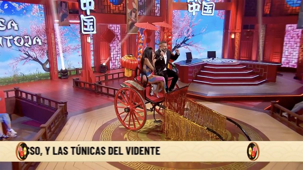 Isa Pantoja y Jorge Javier Vázquez en el plató de 'Cuentos Chinos'.