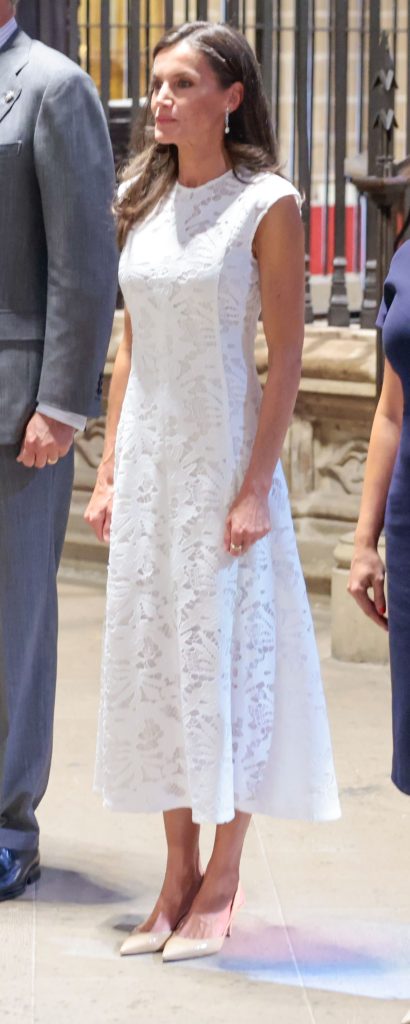 Isabel Díaz Ayuso Reina Letizia Vestido Sfera blanco