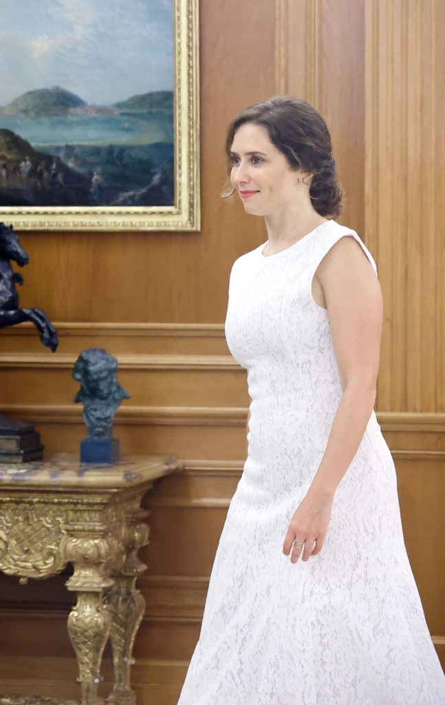 Isabel Díaz Ayuso Reina Letizia Vestido Sfera blanco