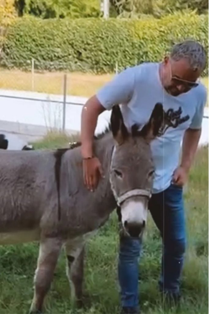 Jorge Javier Vázquez con su burro Fortunato