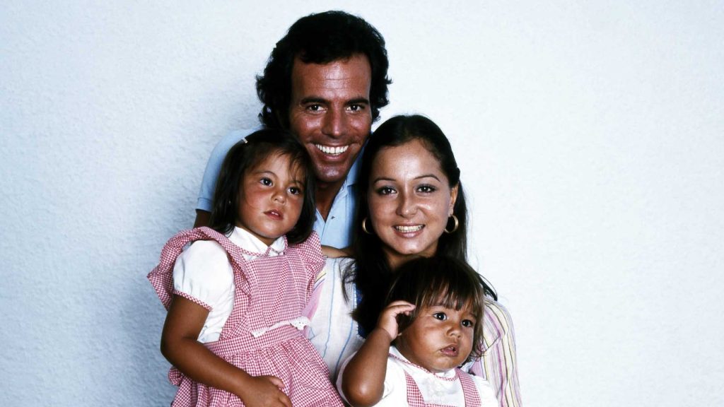 Bonita estampa familiar de Julio Iglesias e Isabel Preysler con sus dos hijos mayores, Chabeli y Julio José Jr