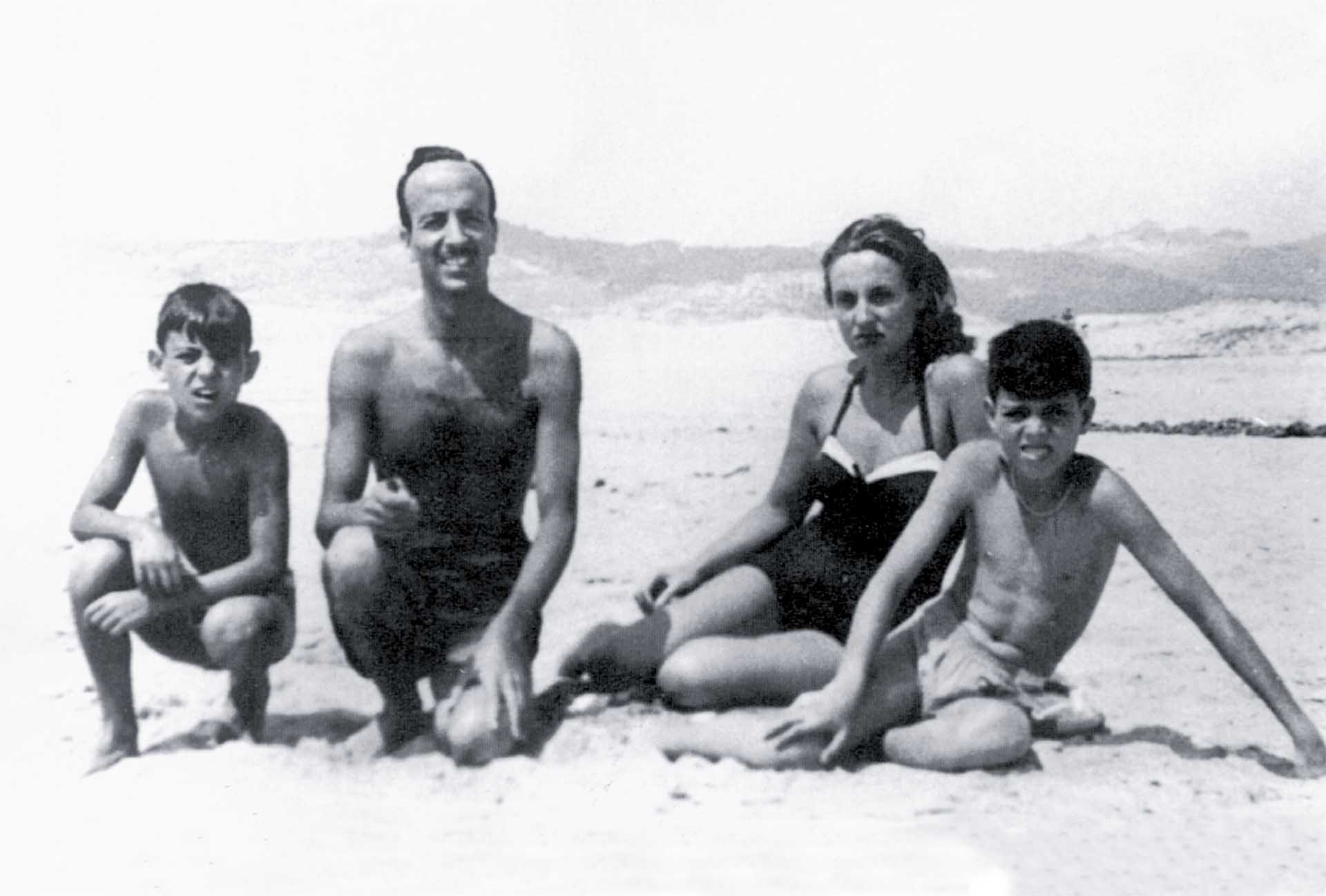 De niños, con sus padres, Julio Iglesias Puga y María del Rosario de la Cueva y su hermano Carlos