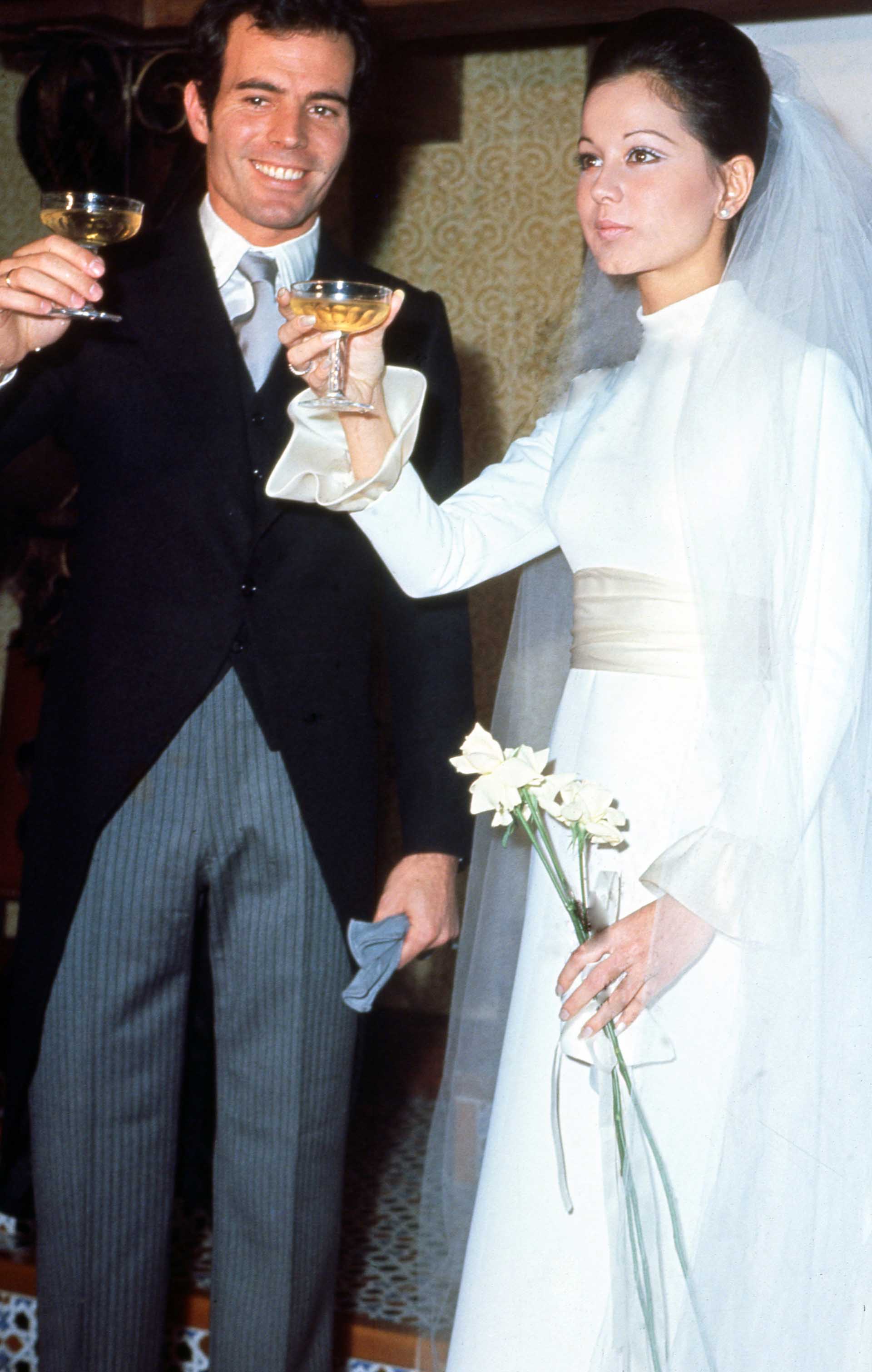 Isabel Preysler el día de su boda con Julio Iglesias. Lució un sencillo modelo de Mercedes Sorjel, de cuello vuelto y cintura y falda amplia