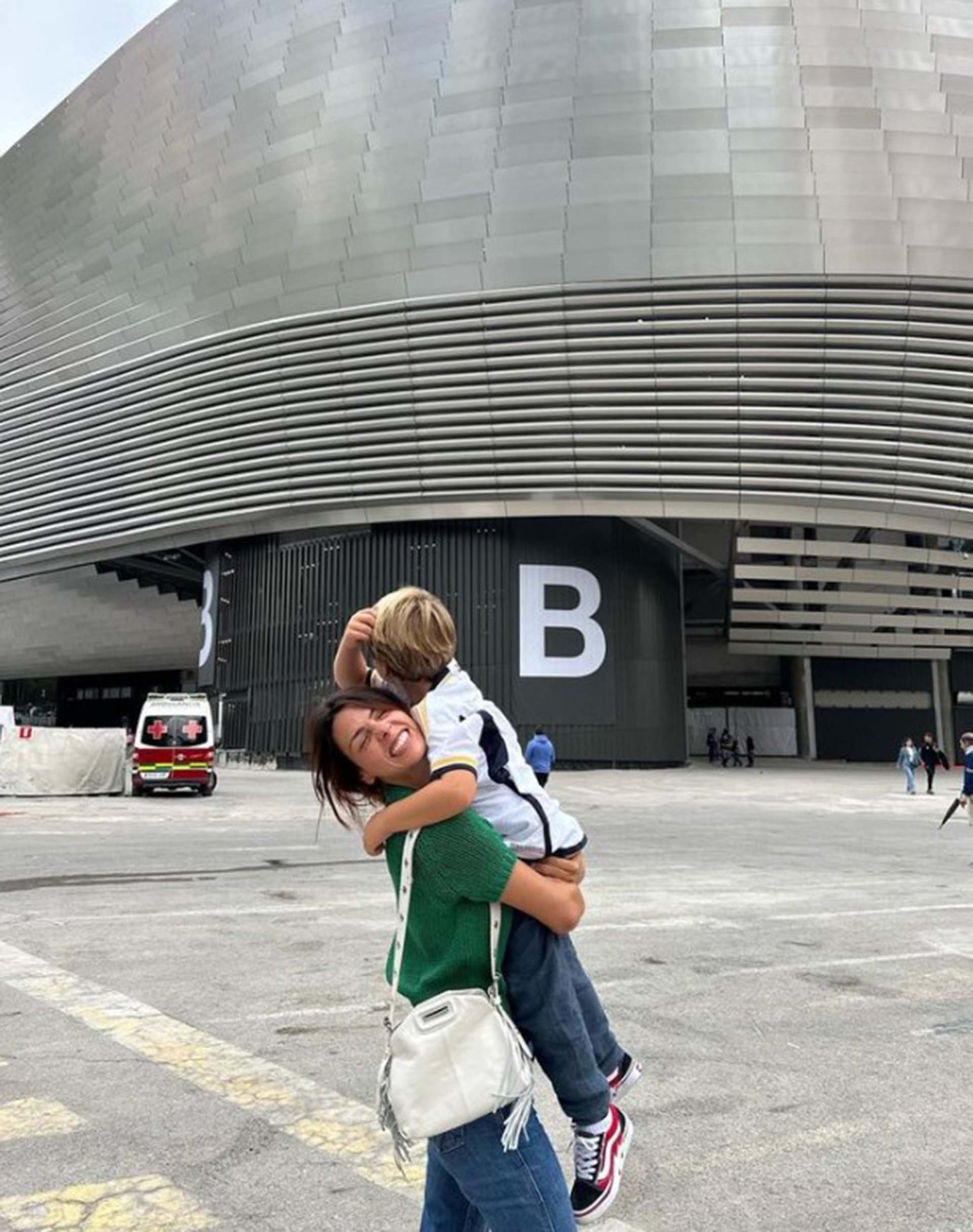 Laura Matamoros junto a su hijo en el estadio Santiago Bernabéu
