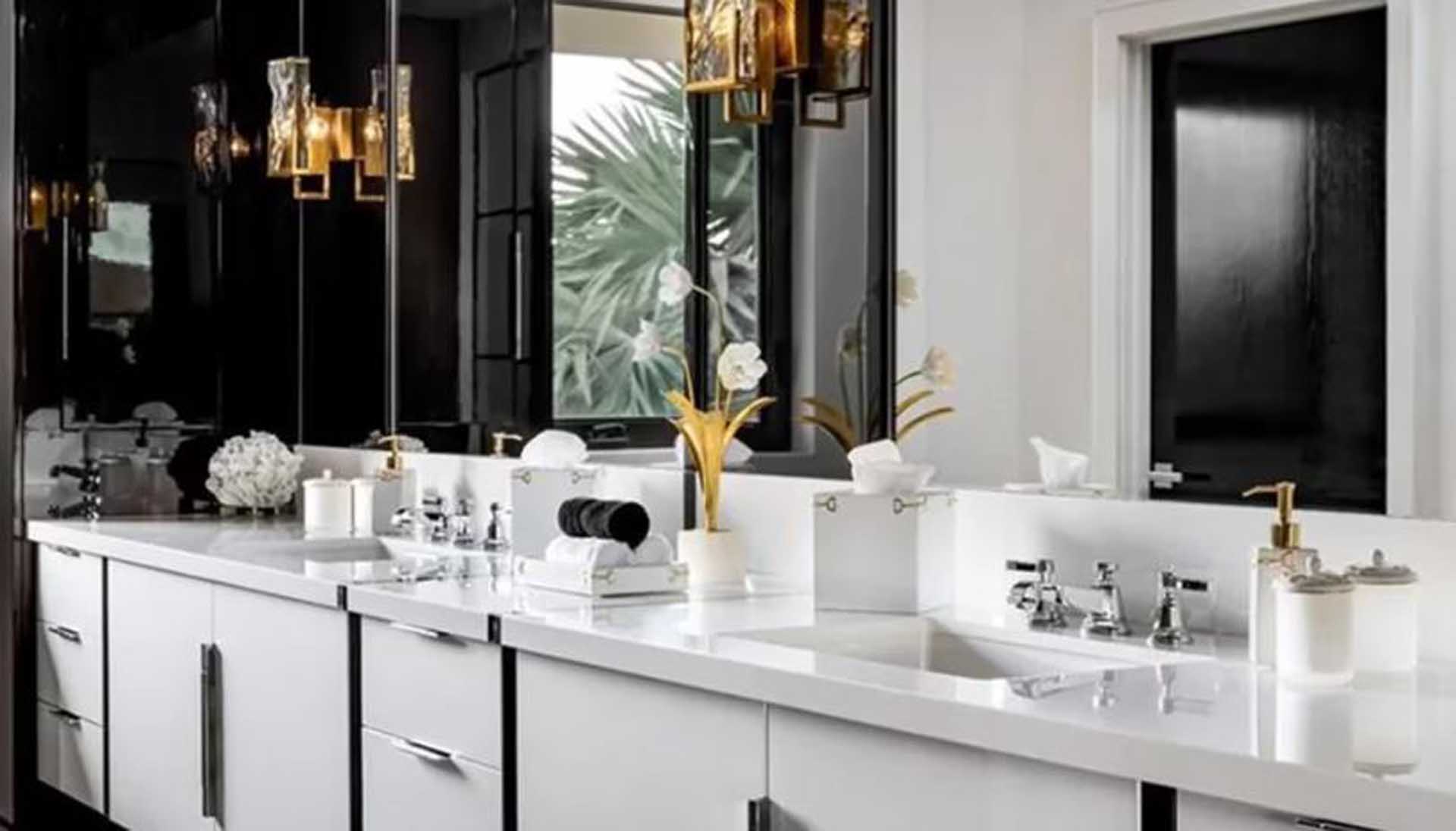 Los baños de la casa de Messi son especialmente modernos. En la imagen se puede ver uno color blanco y negro con tintes dorados