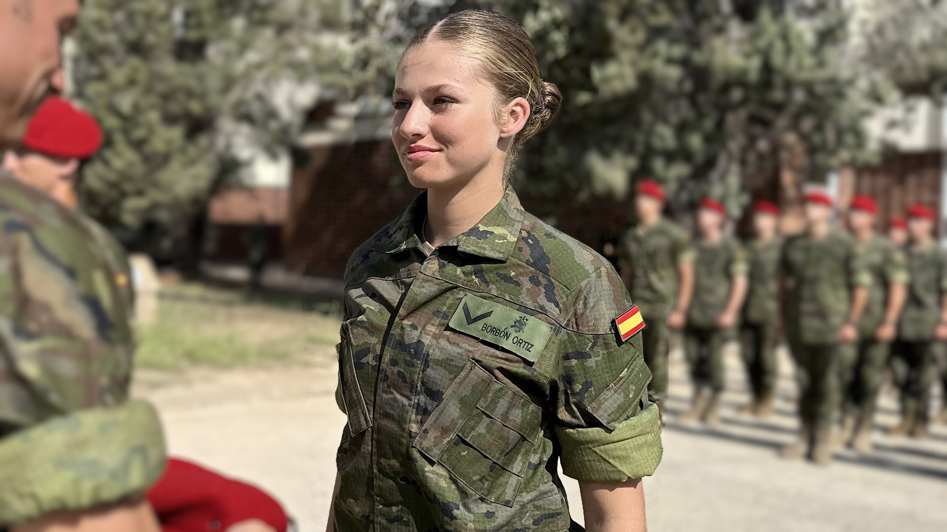 la princesa leonor de uniforme militar en su instrucción