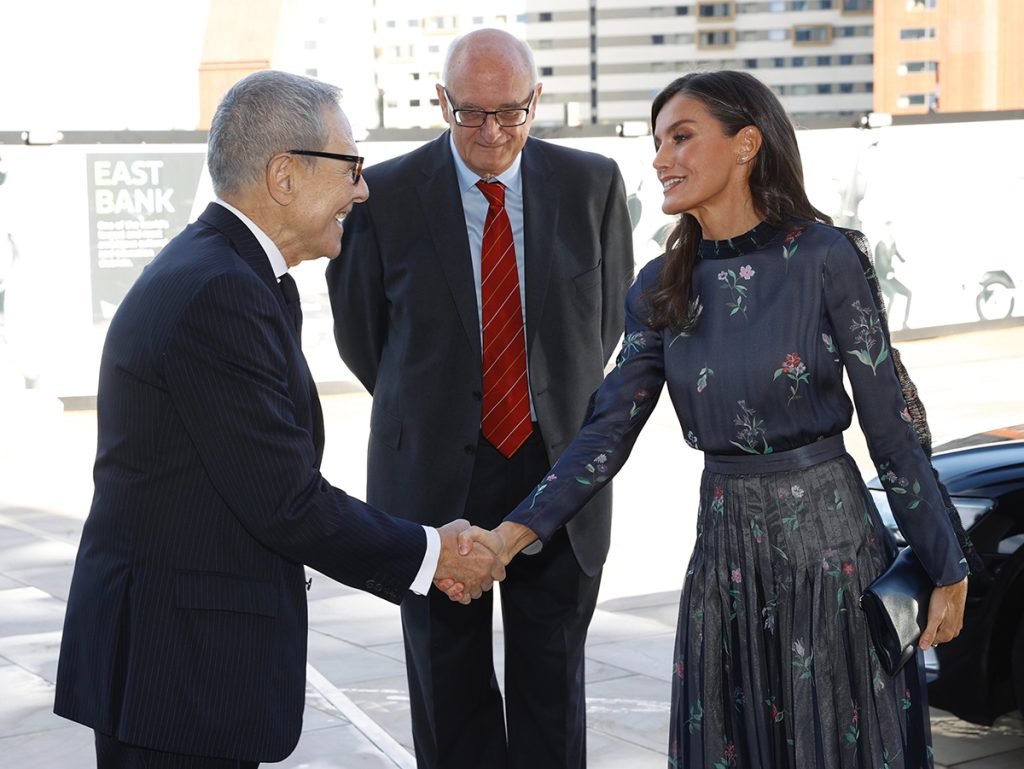 la reina letizia con vestido de Armani en Londres