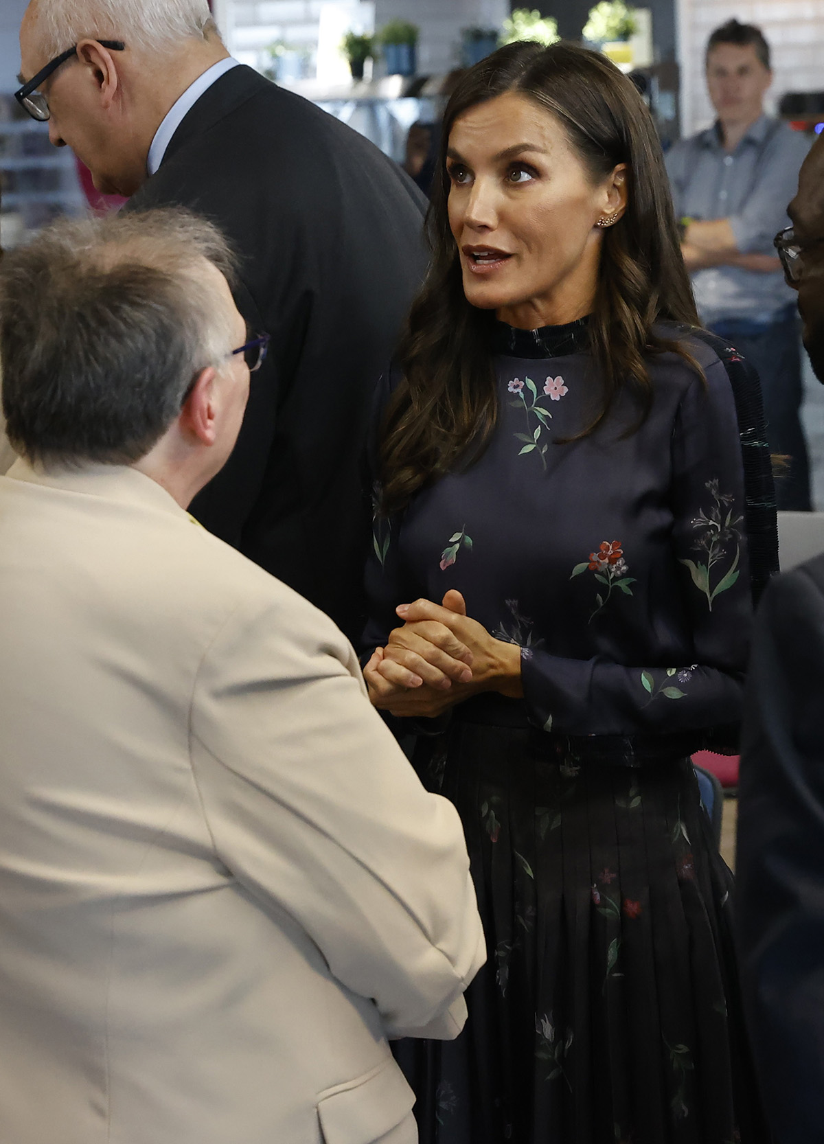 la reina letizia con vestido de armani en londres