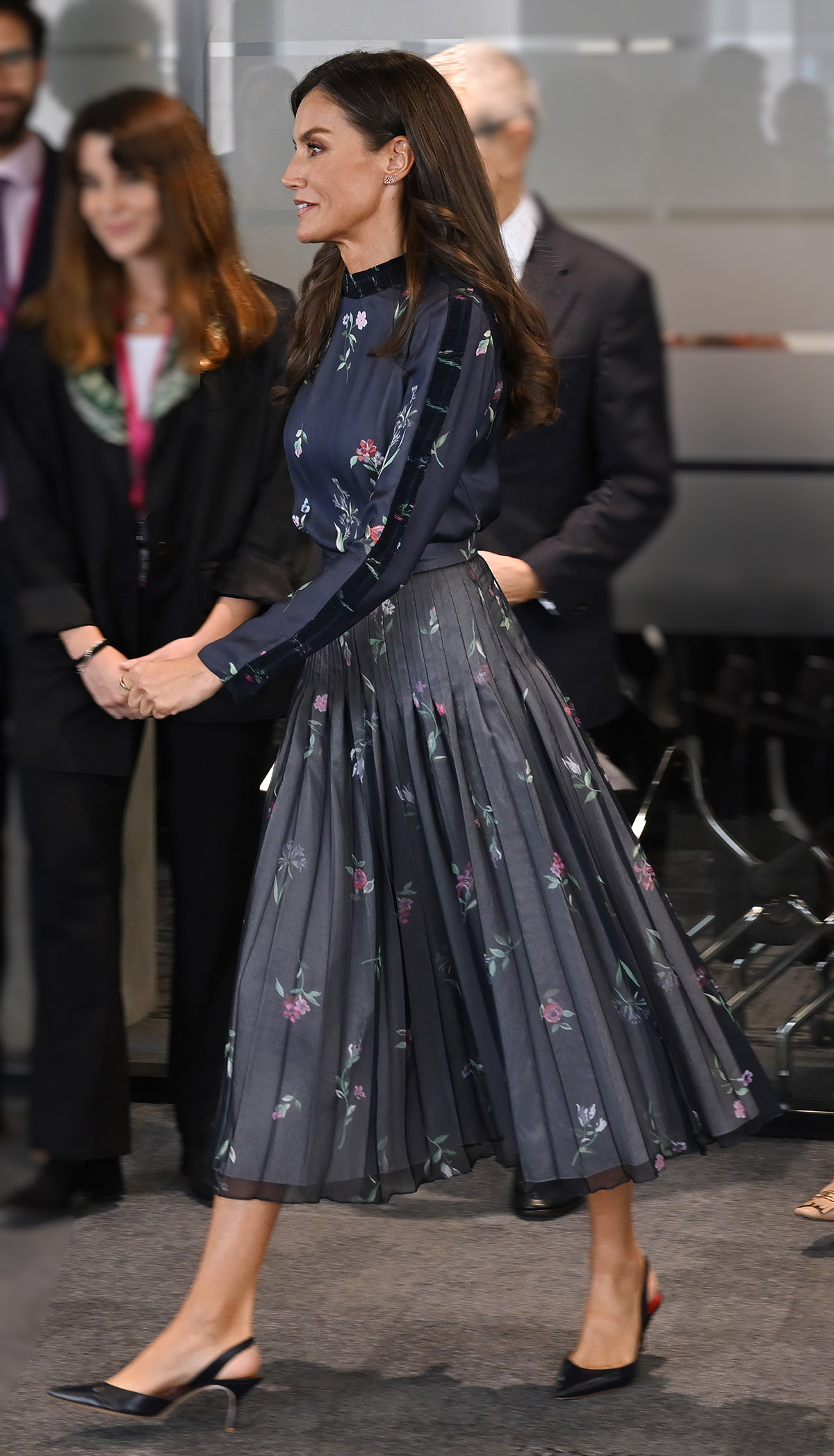 la reina letizia con vestido de flores de armani en londres