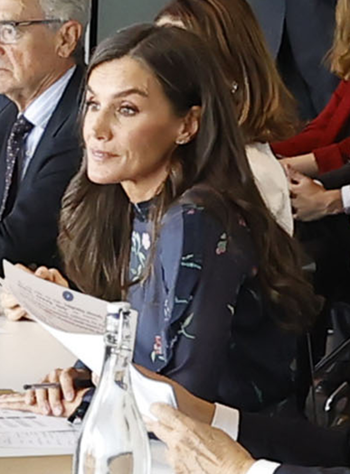 la reina letizia con vestido de flores de armani en londres