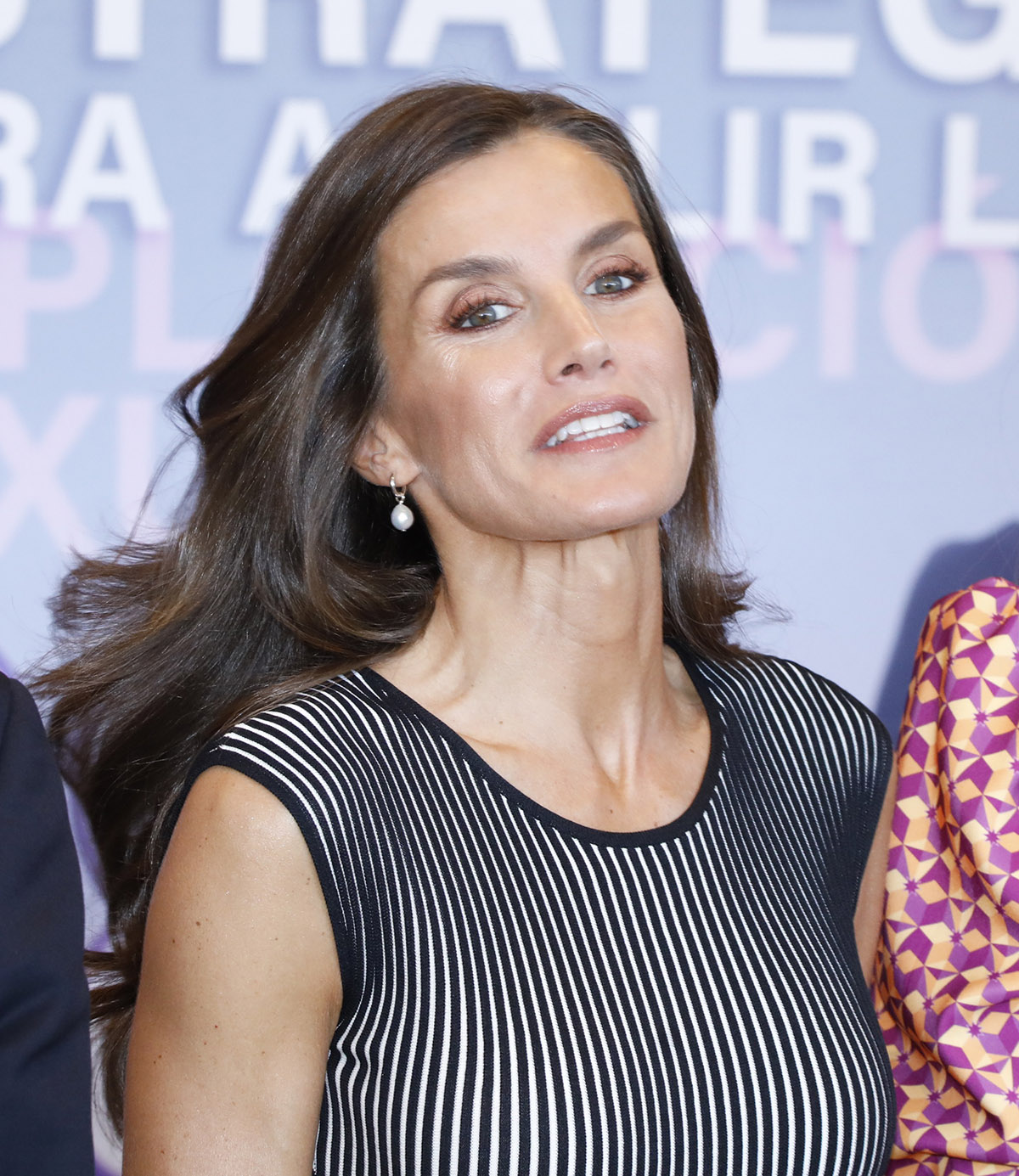 la reina letizia con la melena suelta y pendientes de perlas