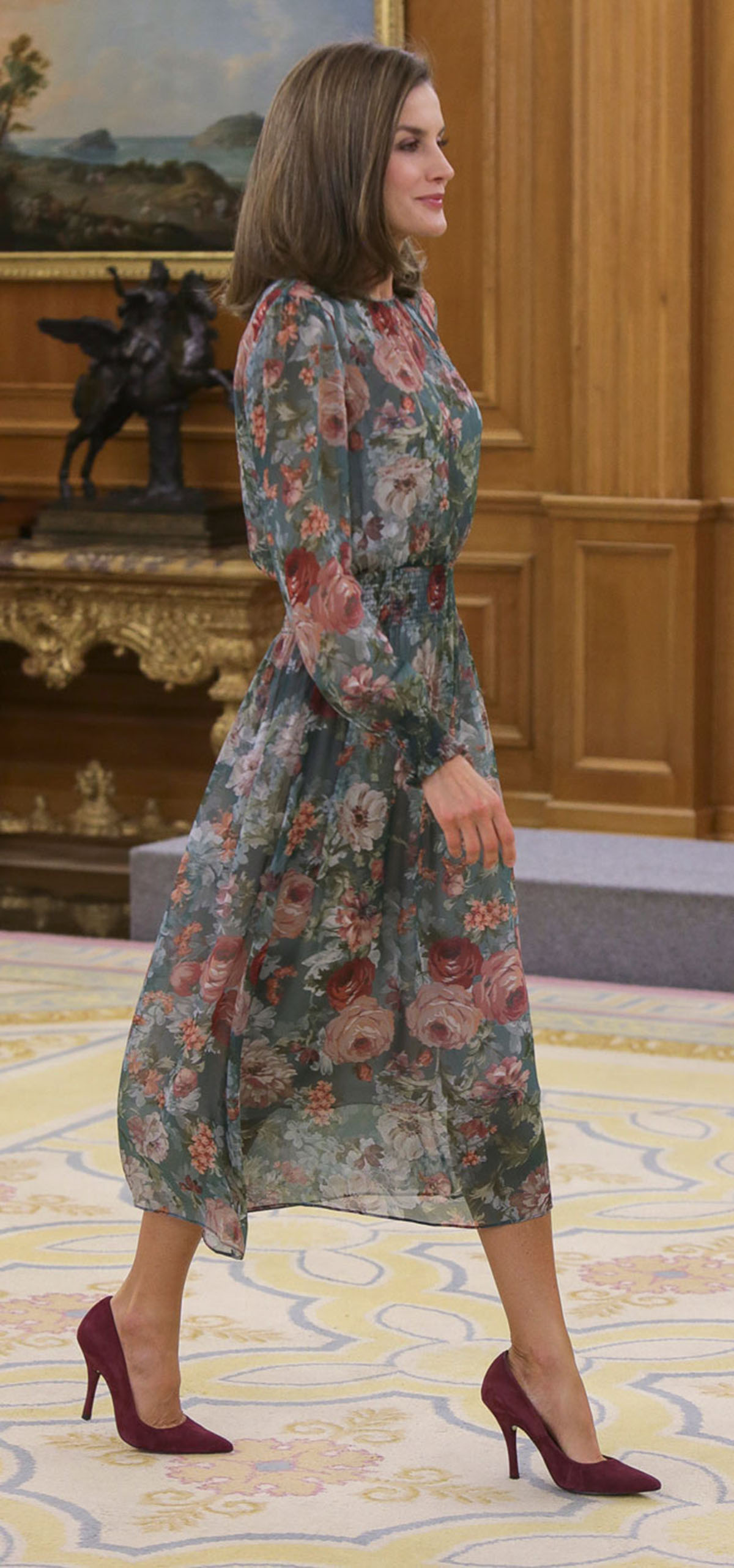 la reina letizia con vestido de flores de zara