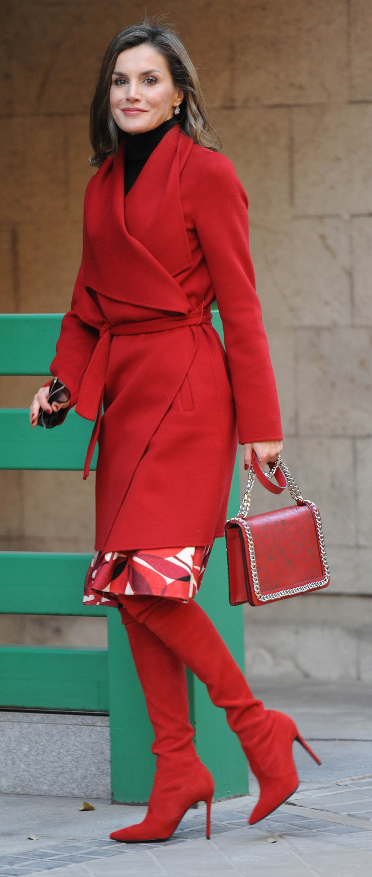 la reina letizia con bolso rojo de zara