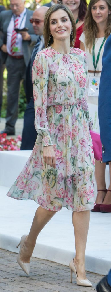 la reina letizia con vestido de gasa de flores