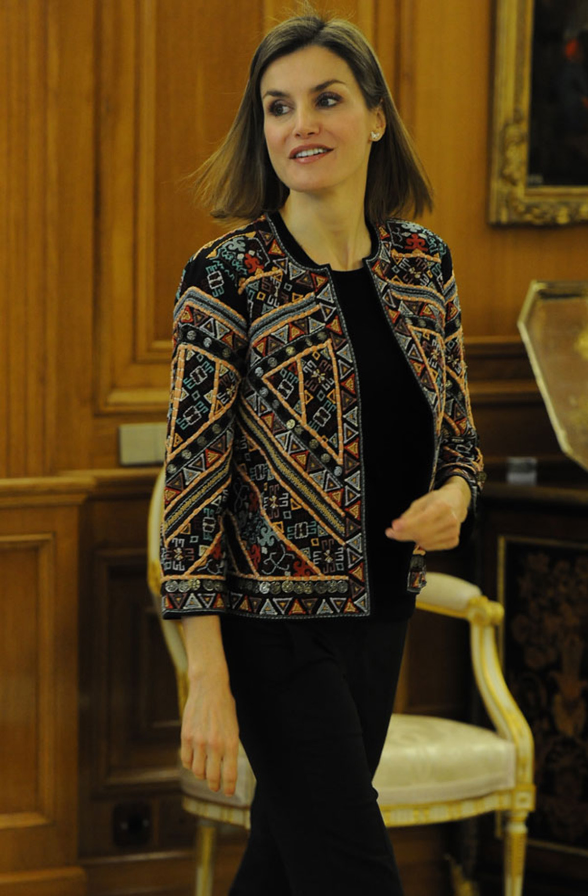 la reina letizia con chaqueta étnicade zara