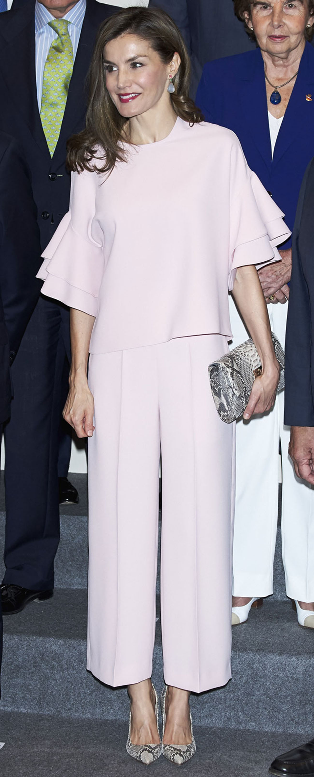 la reina letizia con blusa y pantalon de volantes de zara