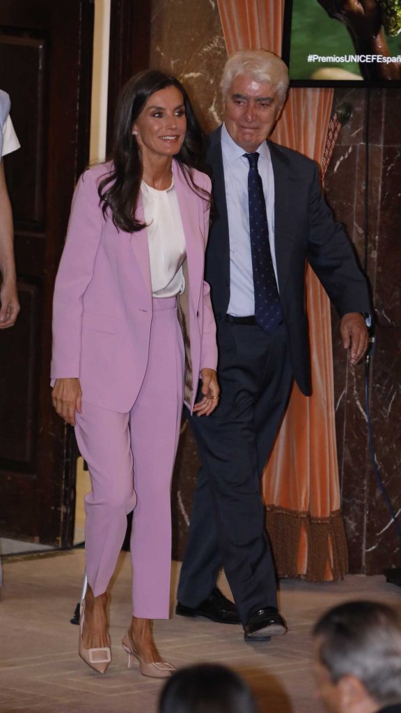 Letizia con un traje de chaqueta rosa