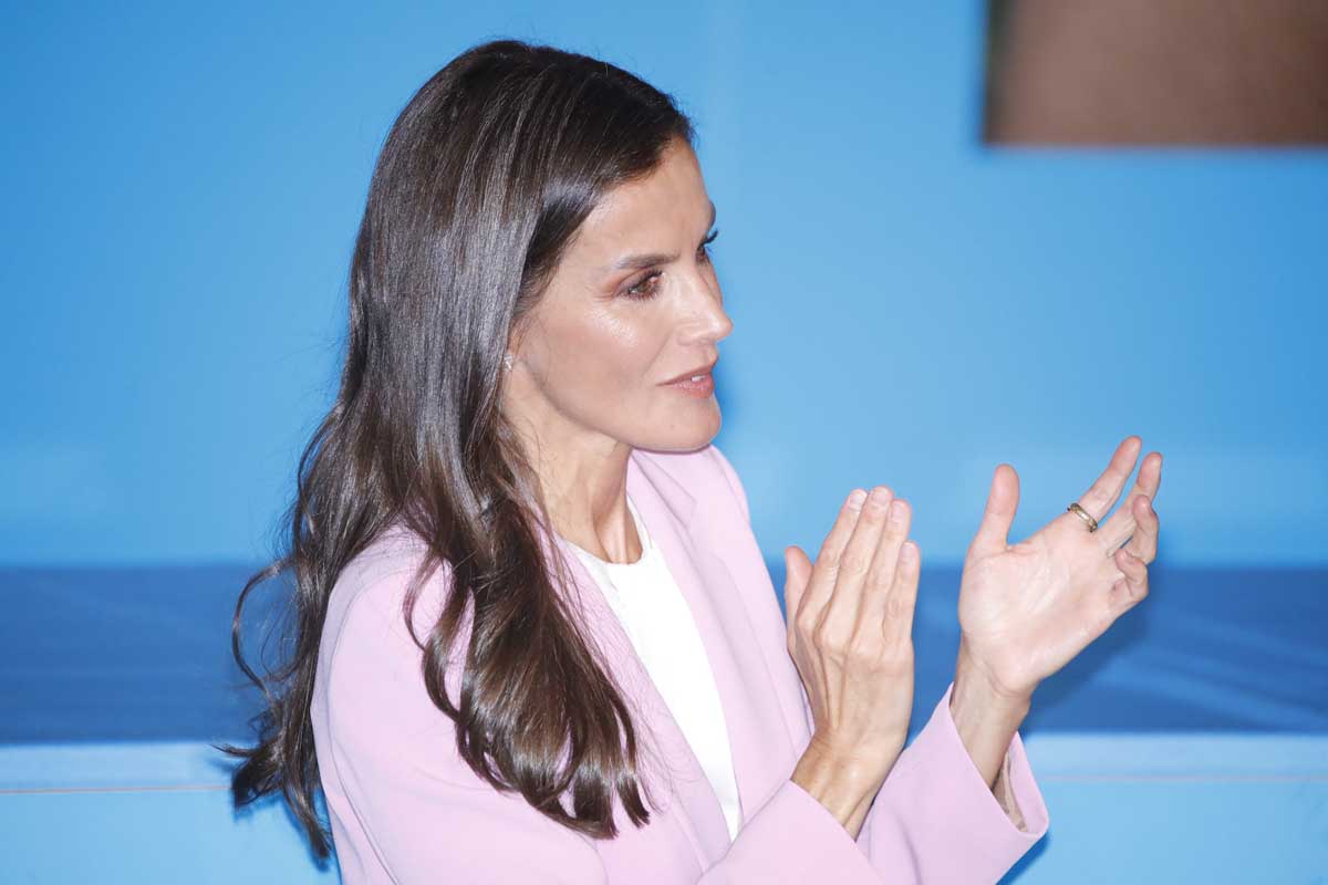 La Reina Letizia aplaude a uno de los premiados de UNICEF