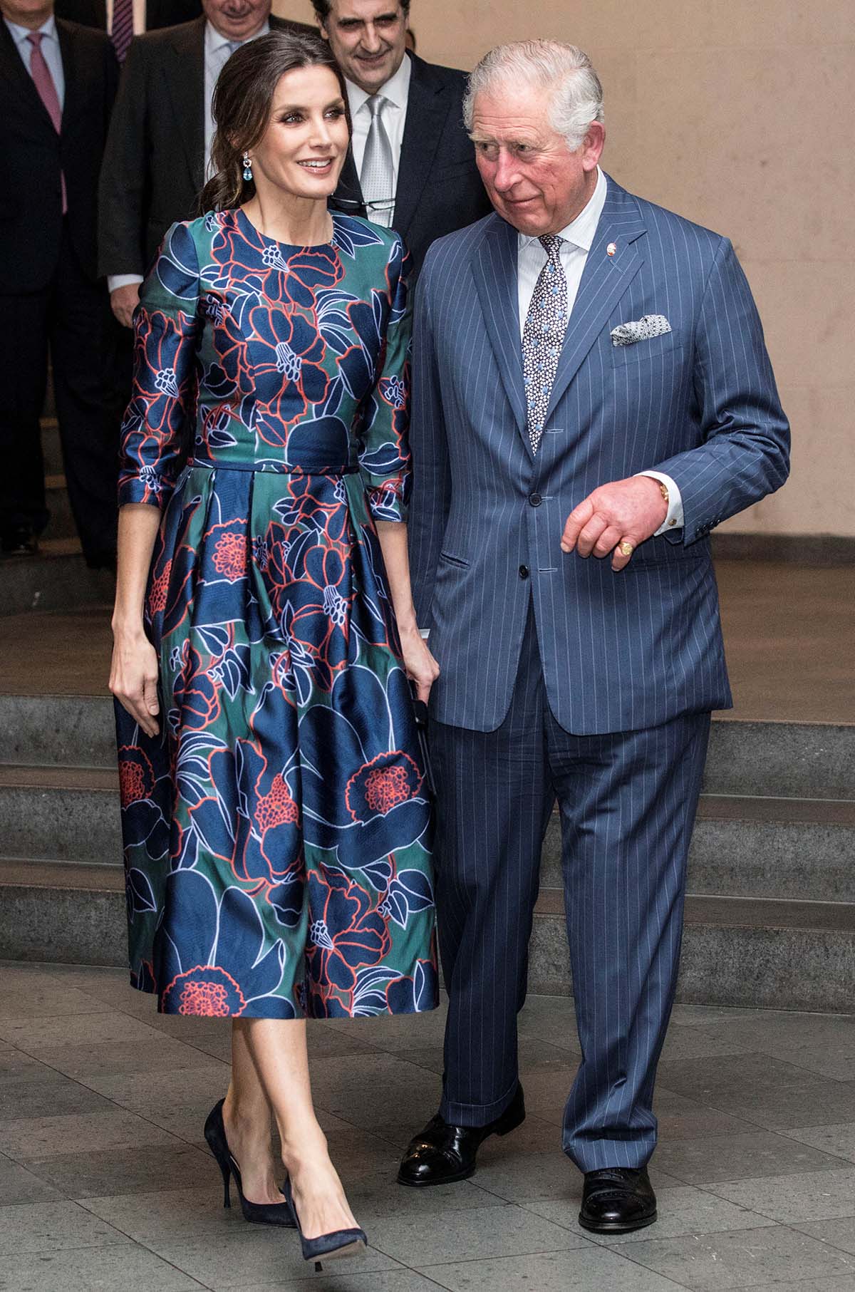 la reina letizia con vestido de flores de carolina herrera